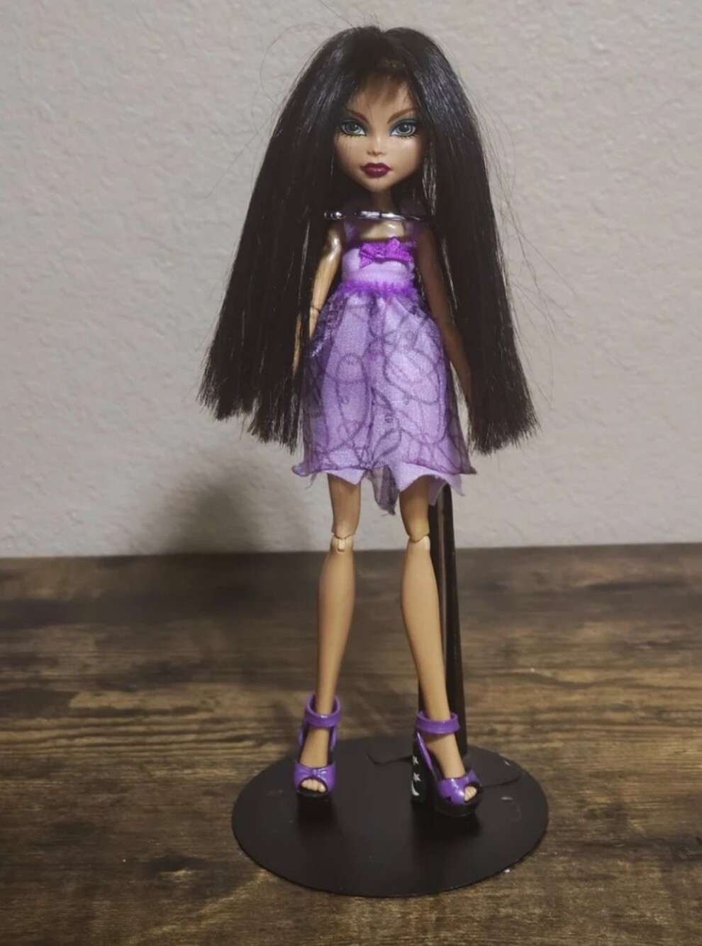 Beautiful 2008 Monster High Cleo de Nile With Purple Outfit